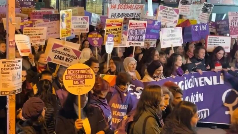 KADINLAR, KADINLAR GÜNÜNDE, SOKAKLARDA YASAKLARA RAĞMEN HAYKIRDI!…