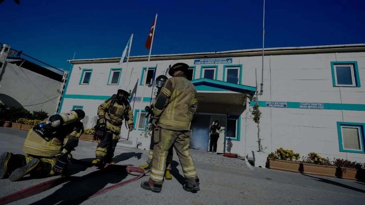 İZMİR BÜYÜKŞEHİR’DEN GERÇEĞİNİ ARATMAYAN DEPREM VE YANGIN TATBİKATI…