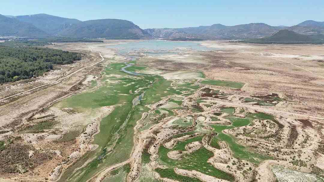 İZMİR’İN 2 BARAJI TAMAMEN KURUDU, 4.5 MİLYON İNSAN İÇİN SUSUZLUK KAPIDA!…