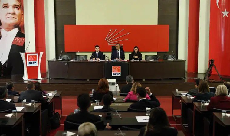 İŞTE ÖZGÜR ÖZEL’İN 18 KİŞİLİK YENİ A TAKIMI…