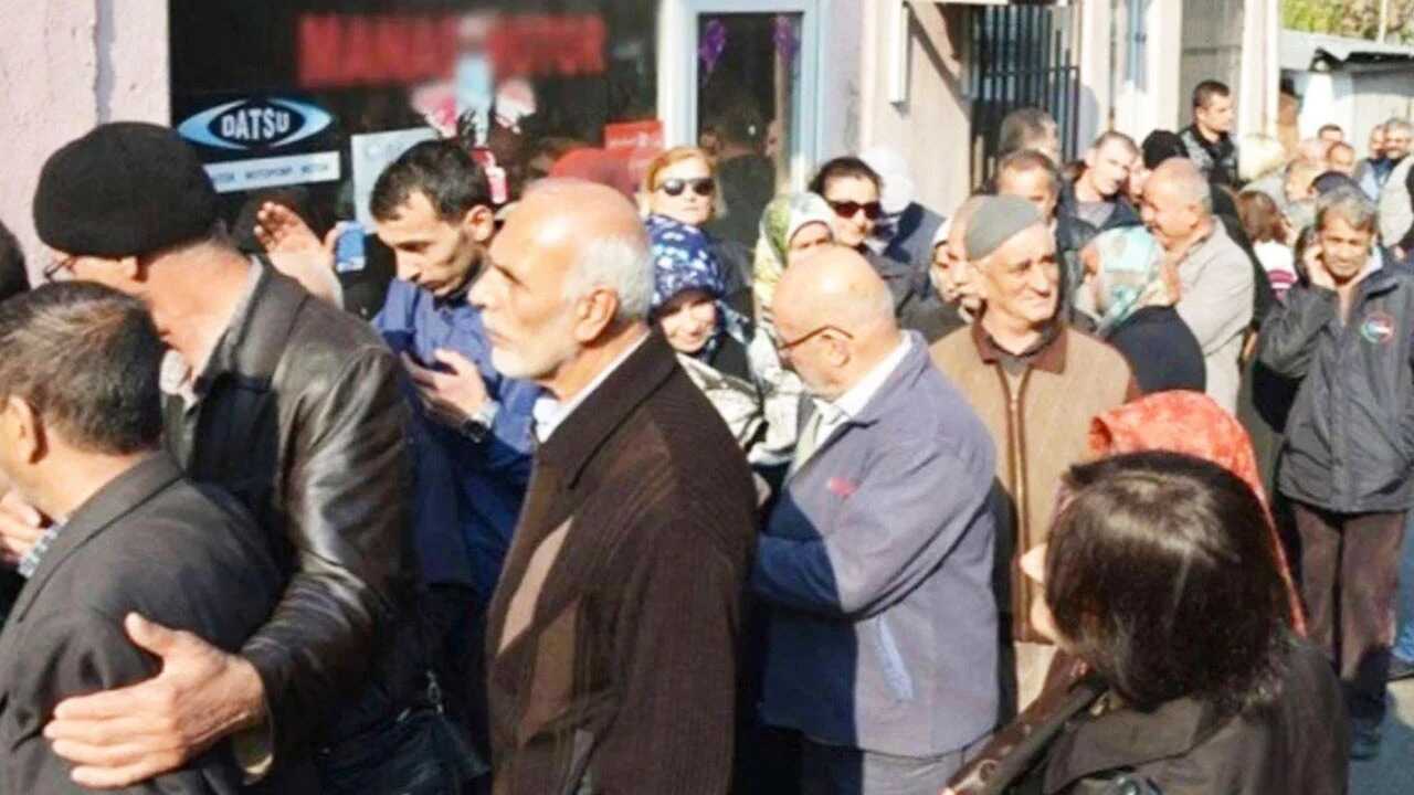 BUNDAN BİRİLERİ UTANÇ DUYMALI!, 60 YAŞIN ÜZERİNDEKİ BİNLERCE YURTTAŞ İŞKUR’UN KAPISINDA, İŞ KUYRUĞUNDA BEKLİYOR!…