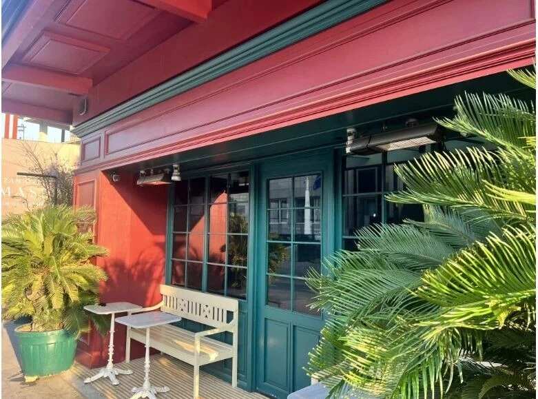 ÜNLÜLERİN TAKILDIĞI EĞLENCE MEKANINA, NARKOTİK KÖPEKLİ BASKIN!…