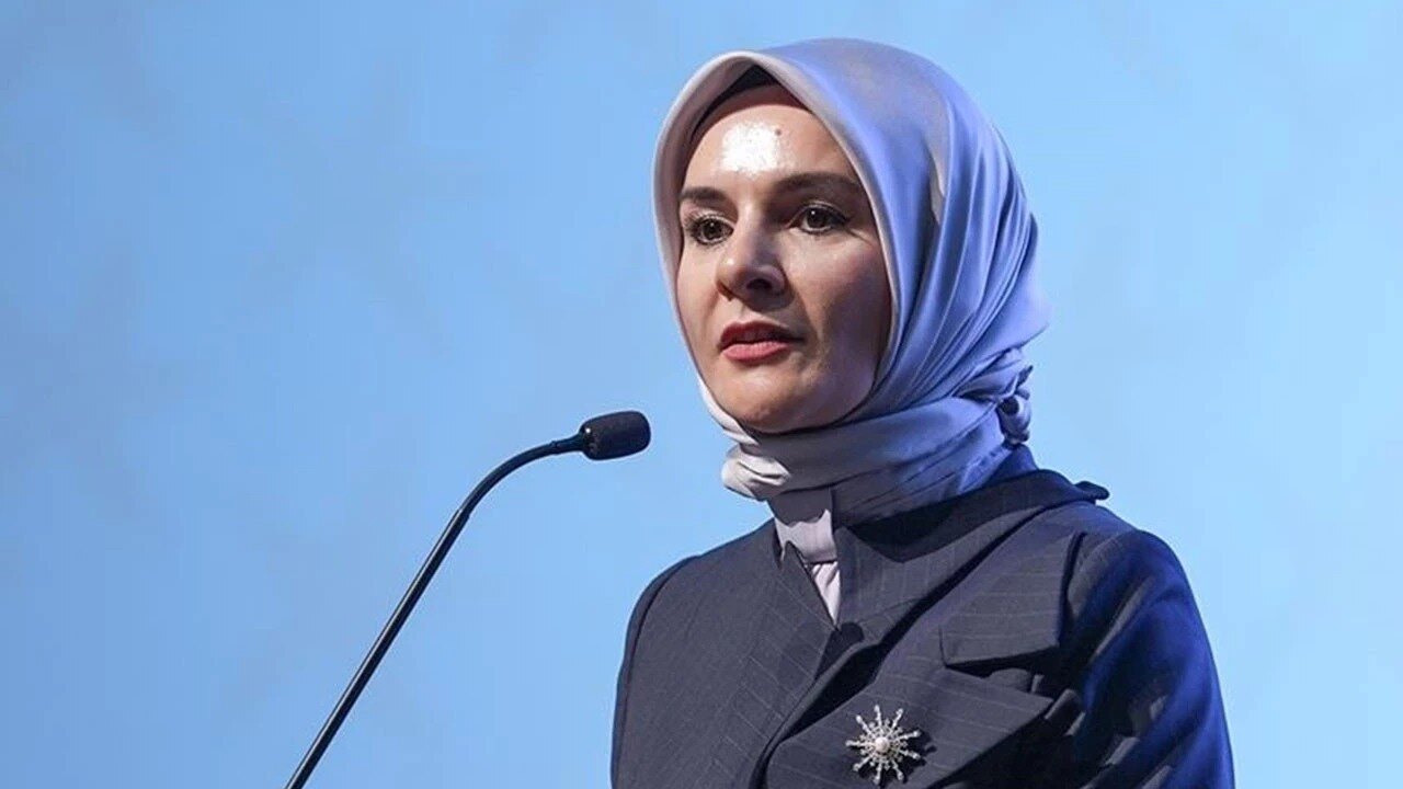 AİLE BAKANINA, OTEL’DE YAŞAYAN EMEKLİLER SORULDU: “BELKİ BAŞKA NEDENLERLE ORADA KALIYORLARDIR” YANITI ALINDI…