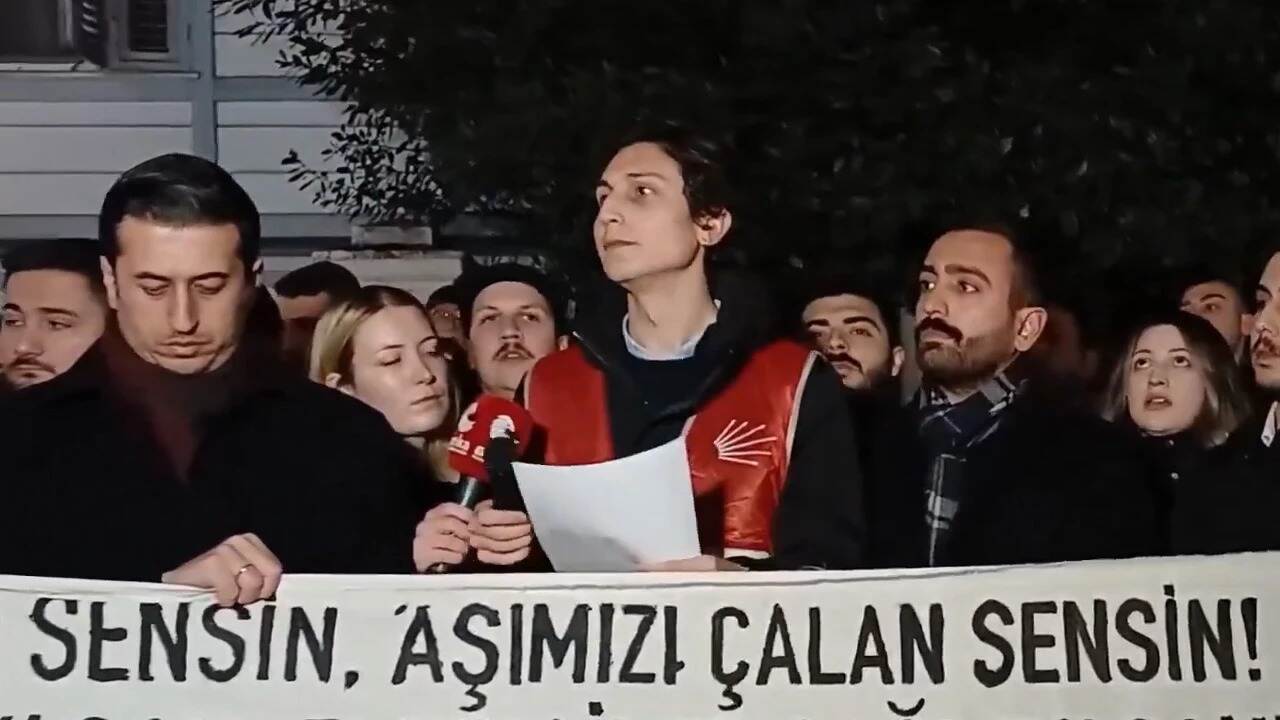 CHP’Lİ GENÇLİK KOLLARI YÖNETİCİSİNE ASGARİ ÜCRET GÖZALTISI!…