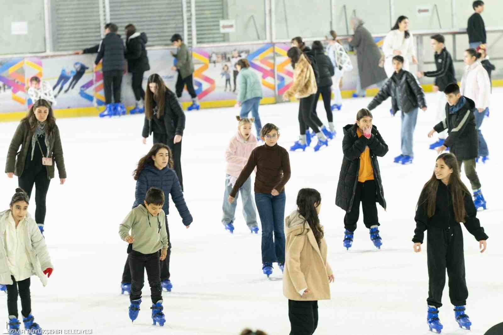 İZMİR’Lİ ÖĞRENCİLER KARNE SEVİNCİNİ BUZ’DA YAŞADILAR…