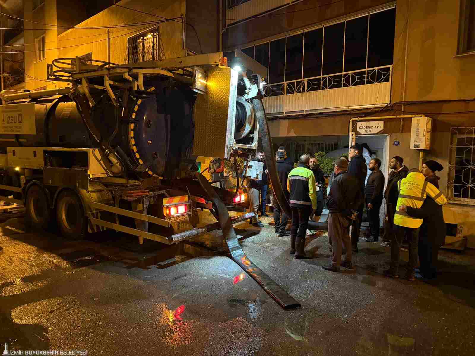 İZMİR’DE EKİPLER GECE BOYUNCA SAHA DA, TEYAKKUZDA…