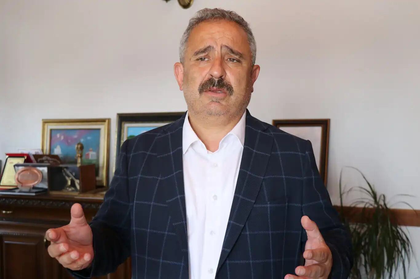 BURHAN: “CHP’DEN 3 YA DA 4 MİLLETVEKİLİ AKP’YE GEÇEBİLİR…”