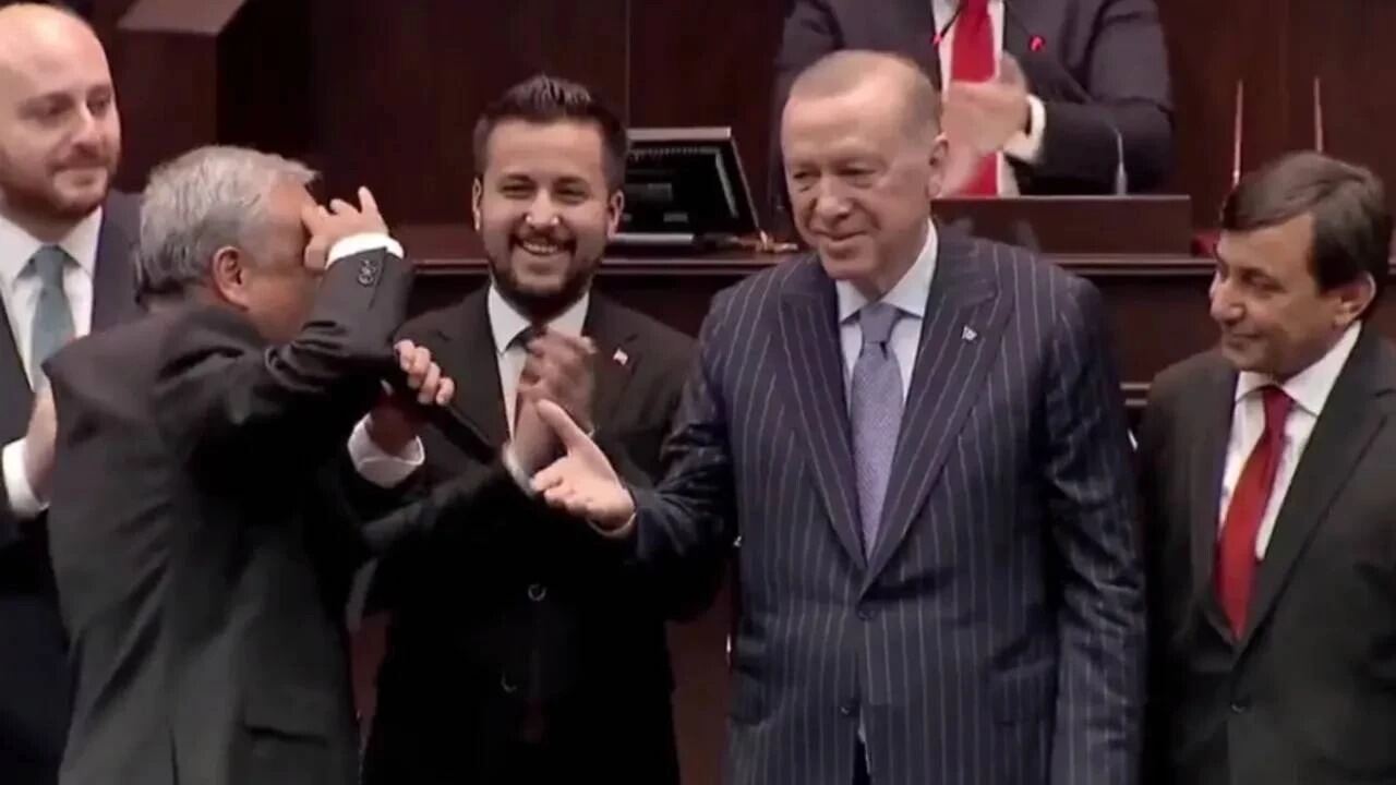 2 AY ÖNCE ”AKP’YE GEÇECEK MİSİNİZ” SORUSUNA SİNİRLENMİŞTİ, BUGÜN ERDOĞAN’A ASKER SELAMI VERDİ!…