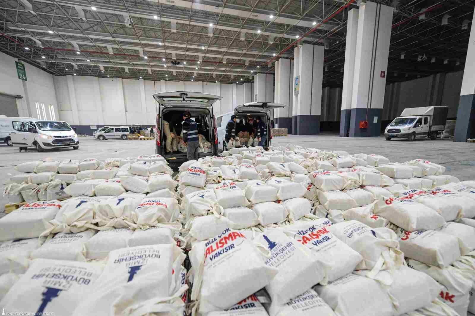 İZMİR BÜYÜKŞEHİR’DEN 24 BİN AİLEYE KAHVALTI PAKETİ…