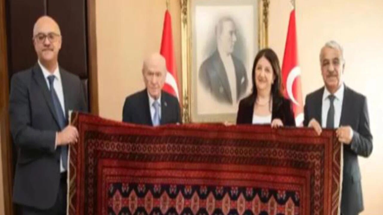 ÖCALAN’DAN-BAHÇELİ’YE KİLİM HEDİYESİ…