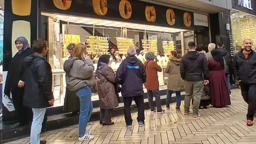 ALTIN YİNE COŞTU, PARASINI KORUMAK İSTEYEN KUYUMCUYA KOŞTU!…