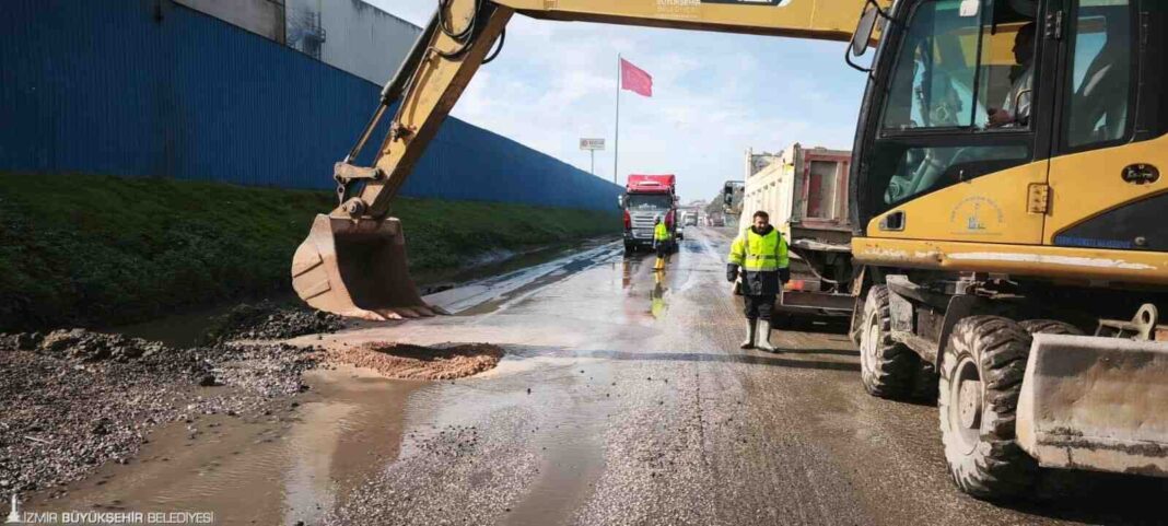İZMİR BÜYÜKŞEHİR, AŞIRI YAĞIŞ NEDENİYLE KAPANAN YOLLARI BİR-BİR AÇIYOR…