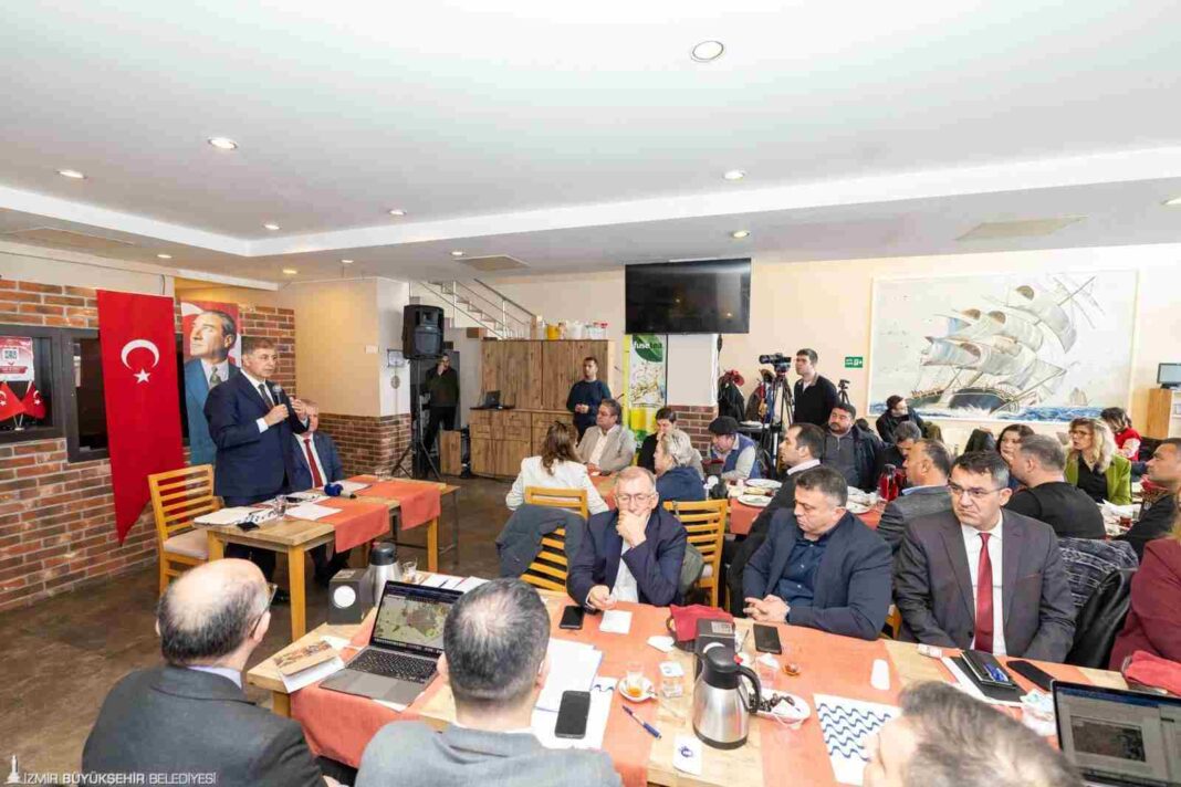 URLA’DA MUHTARLARLA BİR ARAYA GELDİ: “İZMİR İÇİN DURMADAN ÇALIŞACAĞIZ” DEDİ…