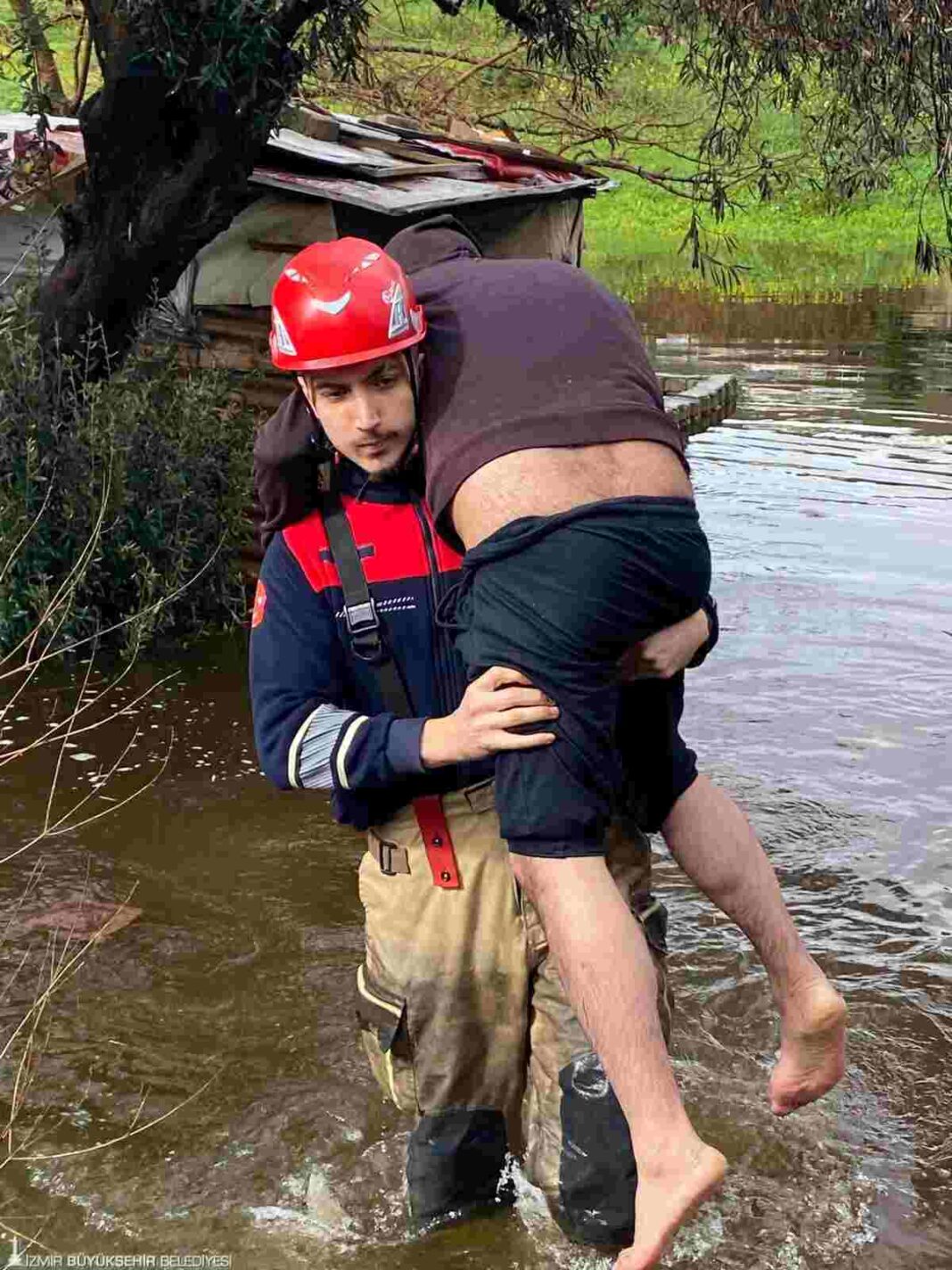 İTFAİYE ERİ ZOR DURUMDAKİ VATANDAŞI SIRTINDA TAŞIDI…