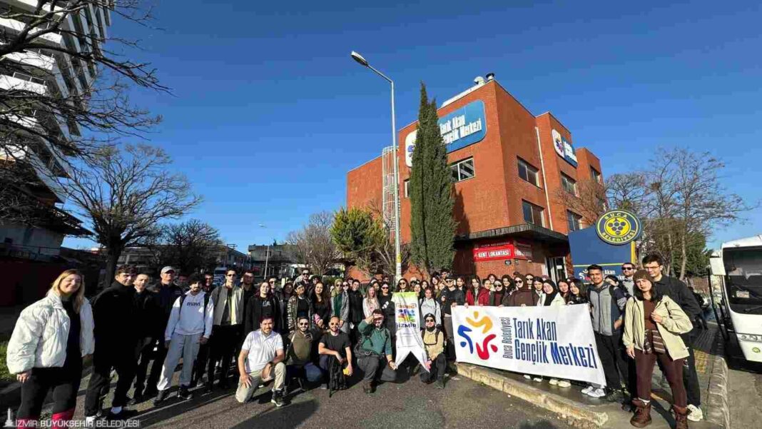 İZMİR’Lİ GENÇLER HEM YÜRÜDÜ, HEM SOSYALLEŞTİ…