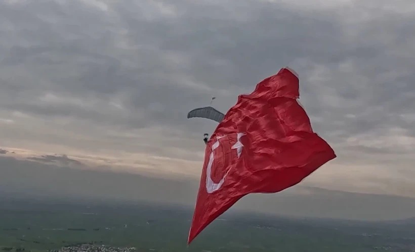 661.5 METREKARELİK TÜRK BAYRAĞIYLA ATLADI, REKORU PARÇALADI!…