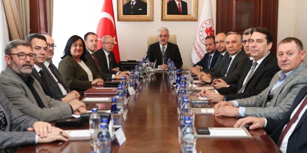 VALİ, DEĞERLENDİRME TOPLANTISI YAPTI, CHP’Lİ BAŞKANI YOK SAYDI,