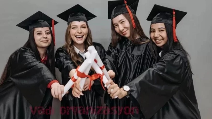 YÜKSEKÖĞRETİMDE KADINLAR ÖNE GEÇTİ!…