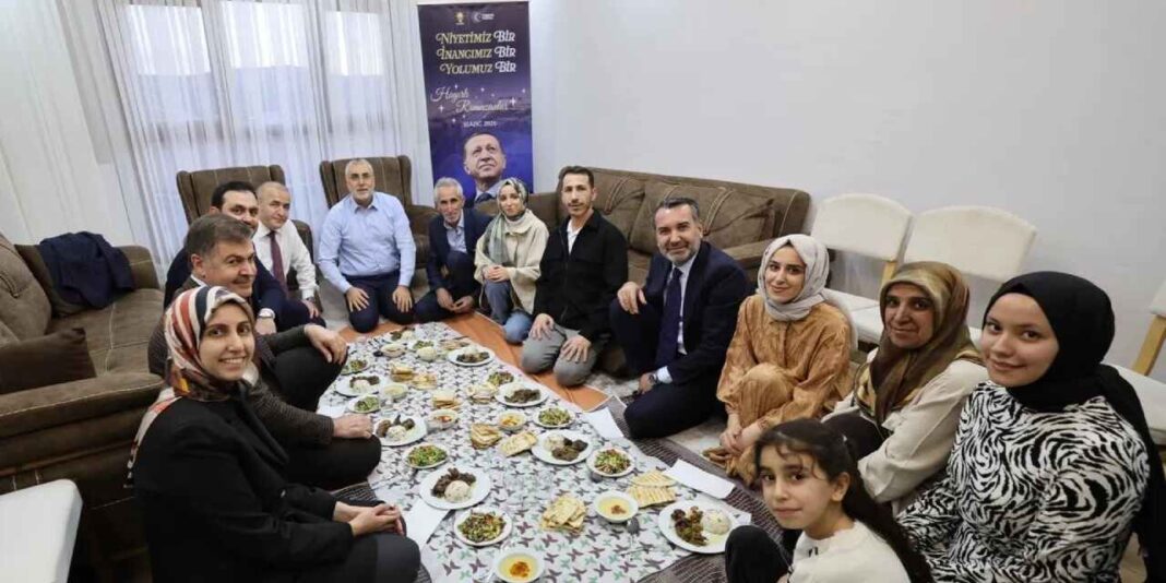 İFTAR İÇİN GİTTİĞİ DEPREMZEDE AİLENİN EVİNE REKLAM PANOSU GÖTÜRDÜ!…