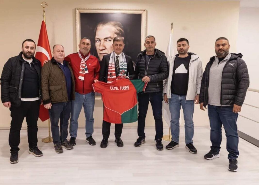 “Karşıyaka Taraftar Derneği ve Çarşı Grubu’ndan Başkan Tugay’a Ziyaret…”